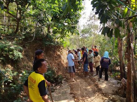 Pembuatan Jalan Baru RT 11 Dusun Salam Program Padat Karya Tunai