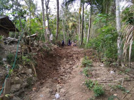 Padat Karya Tunai  di RT 7 Dusun Tawang untuk pembuatan Jalan Baru